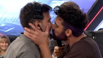 El beso de Fede Hoppe y Hernan Piquín El beso de Fede Hoppe y Hernan Piquín