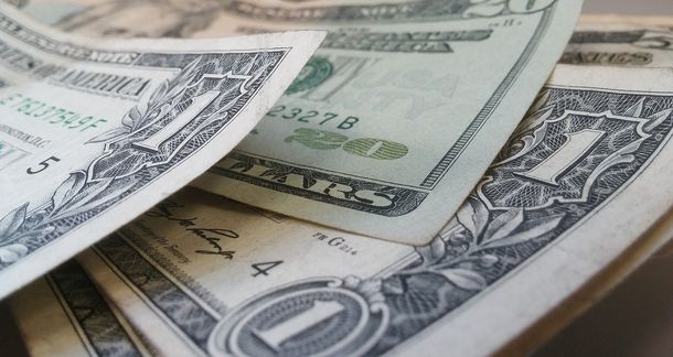 El dólar dio el primer salto del año, se disparó 18 centavos y rozó los 19 pesos
