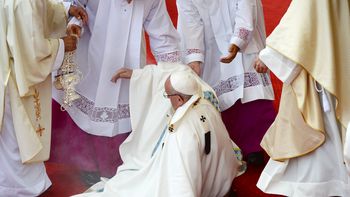 video: la caida del papa francisco durante una misa en polonia video: la caida del papa francisco durante una misa en polonia