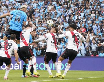 Leonardo Morales y un tremendo cabezazo para el 1-1 de Belgrano ante River