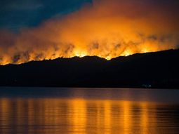 Avanza el incendio en el Parque Nacional Los Alerces hacia Esquel y hay evacuados en la zona del Río Percy