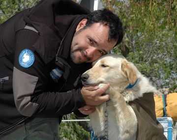 El argentino que espera llegar caminando a Alaska junto a su perro