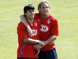Aguero_Forlan_bromean_durante_entrenamiento