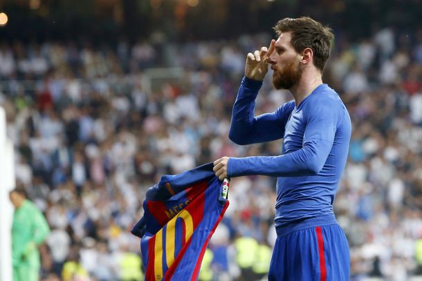 Messi ofrece su camiseta a los hinchas en el festejo