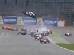 el espectacular vuelco de un auto en silverstone el espectacular vuelco de un auto en silverstone