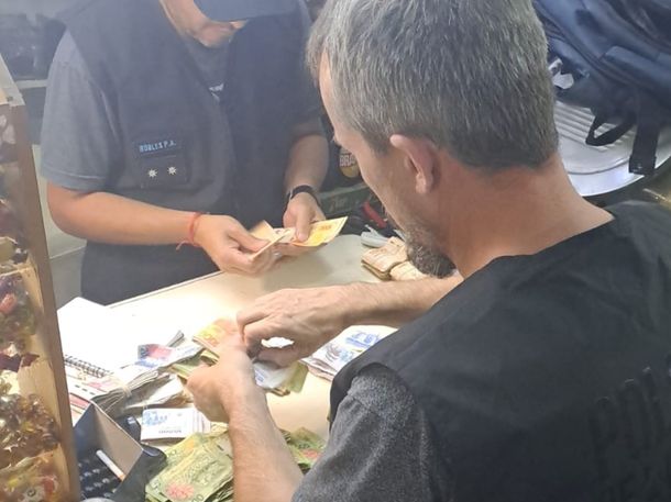 La Policía de la Ciudad incautó más de 600 dosis de cocaína en un maxikiosco y una pensión trucha en Constitución. La Policía de la Ciudad incautó más de 600 dosis de cocaína en un maxikiosco y una pensión trucha en Constitución.