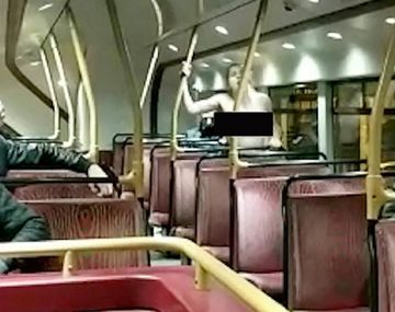 Atrapan a una pareja teniendo sexo en un colectivo frente a varios pasajeros