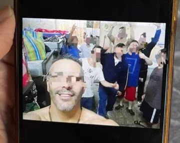 Presos estafaron a una familia con un alquiler cerca de Mar del Plata y se burlaron con una foto desde la cárcel