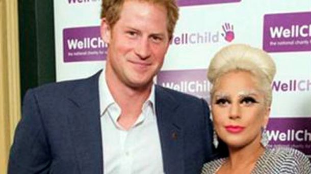 Infraganti: el príncipe Harry le miró el escote a Lady Gaga