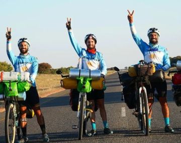En bicicleta con destino Qatar: la historia de cuatro amigos que pedalean por la Selección