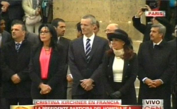 Cristina fue agasajada con honores militares en París