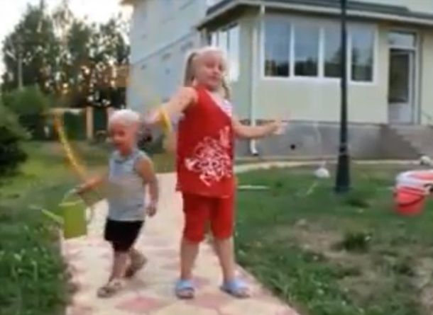 VIDEO: Un nene que zafa por muy poco