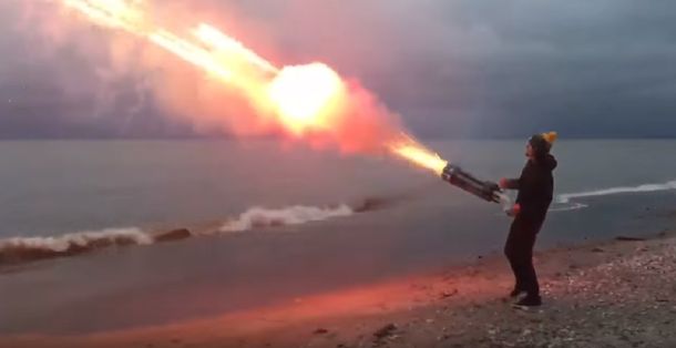 VIDEO: Hicieron una bazuca con fuegos artificiales