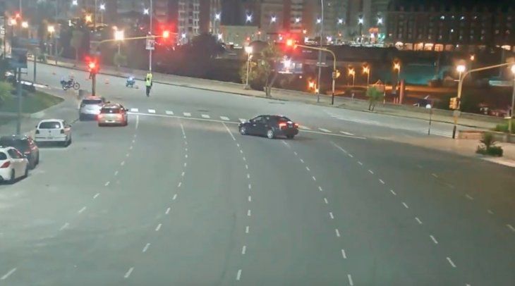 Auto esquiva un control de tránsito en Mar del Plata &nbsp;