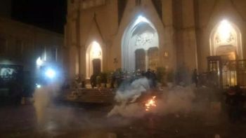 feministas arrojaron materia fecal a la policia durante los incidentes en mar del plata feministas arrojaron materia fecal a la policia durante los incidentes en mar del plata