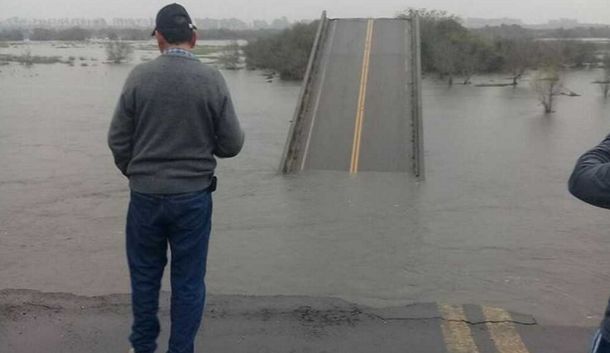 VIDEO: Así se derrumbó un puente en Corrientes por las fuertes lluvias