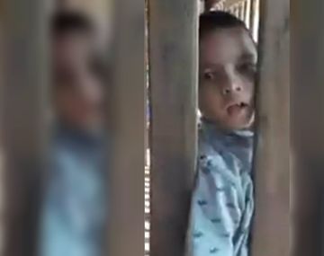 Porrames pasa todo el día encerrado en una jaula