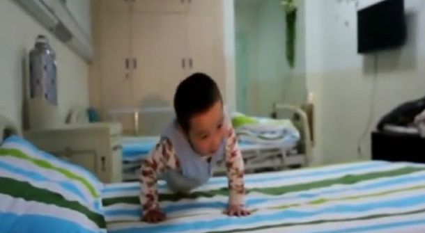 Un niño amputado de 4 años enternece a la web con su baile