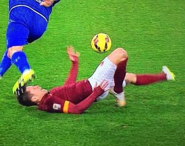 Impactante lesión de Iturbe en el empate de la Roma