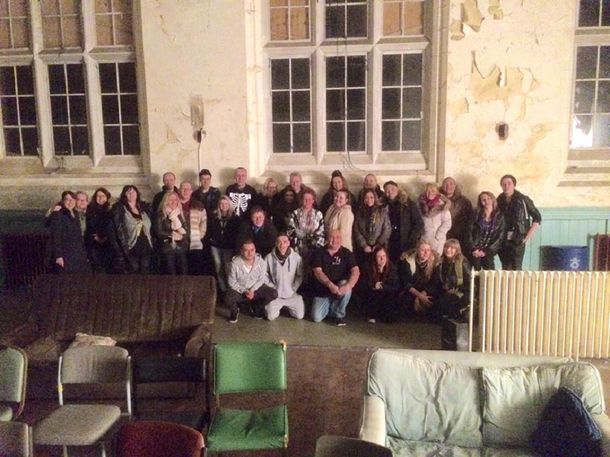 Un grupo de cazafantasmas británicos visitó un hospital    abandonado de la ciudad de Liverpool y se encontró con una invitada  inesperada.