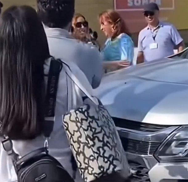 El video de Shakira empujando a una fan que se viralizó