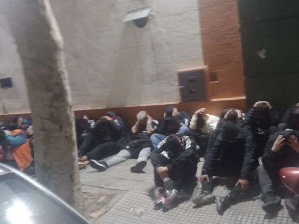 Siguen detenidos 56 hinchas de Colo Colo por incidentes tras el partido con Boca