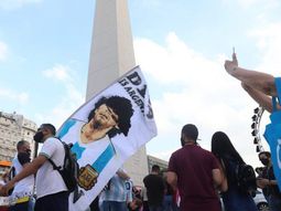 Miles de hinchas se acercan al Obelisco para despedir a Diego Maradona