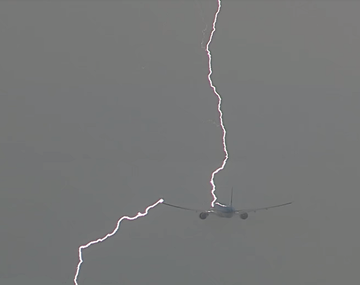 Video: El dramático momento en que un avión es alcanzado por un rayo
