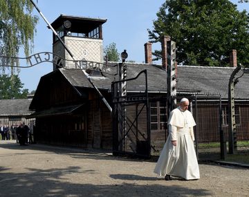 Francisco recorrió Auschwitz y pidió perdón por tanta crueldad