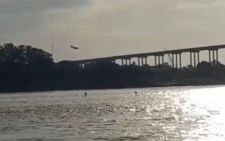 Identificaron al piloto que voló por abajo de un puente con su avión