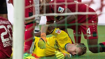 un arquero aleman perdio la memoria por este terrible pelotazo un arquero aleman perdio la memoria por este terrible pelotazo