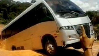 un puente cedio y se hundio un micro un puente cedio y se hundio un micro