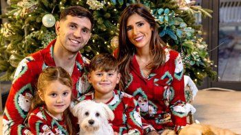 dibu martinez celebro la navidad en inglaterra con un look familiar que llamo la atencion dibu martinez celebro la navidad en inglaterra con un look familiar que llamo la atencion