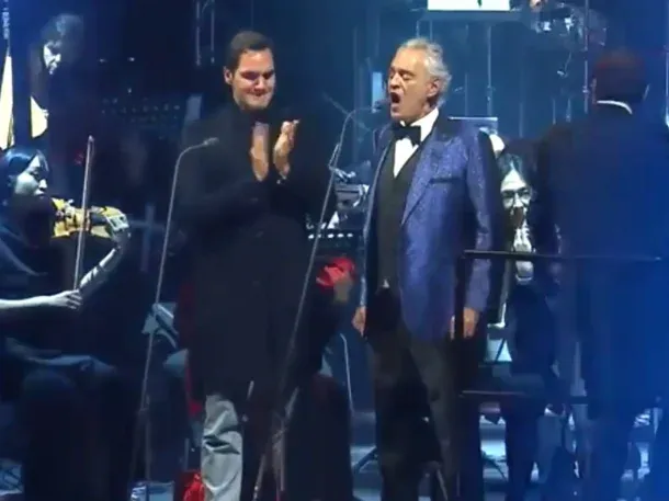 Andrea Bocelli hizo llorar a Roger Federer arriba del escenario