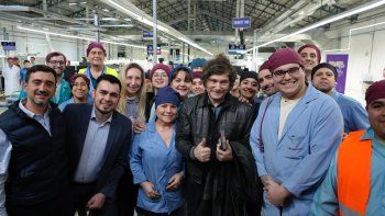 Javier Milei con trabajadores de una fábrica en Tierra del Fuego. Javier Milei con trabajadores de una fábrica en Tierra del Fuego.