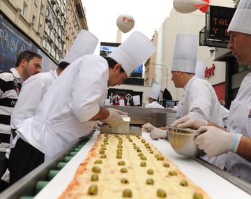 Amasaron la pizza más larga de Buenos Aires con un objetivo solidario