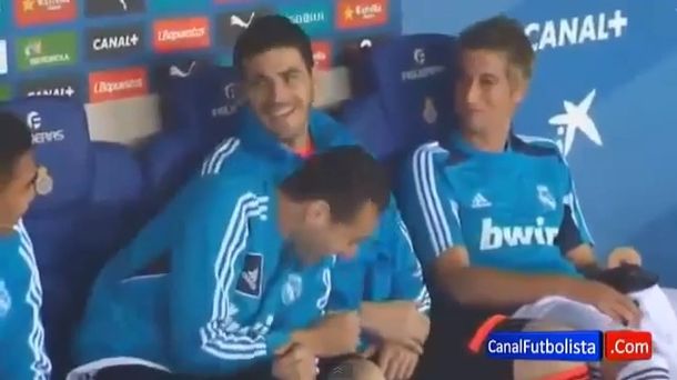 Jugador del Real Madrid se sentó en el banco pero no estaba convocado