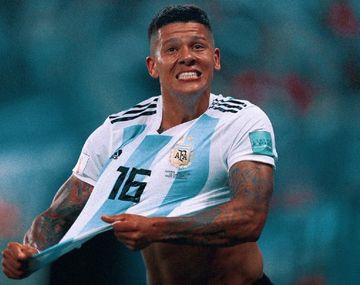 Marcos Rojo celebra su gol llevando a Messi sobre su espalda