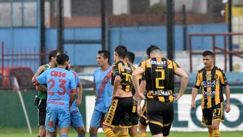 El campo de juego no soportó tanta lluvia El campo de juego no soportó tanta lluvia
