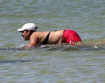Detienen a una mujer por hacer surf sobre un manatí