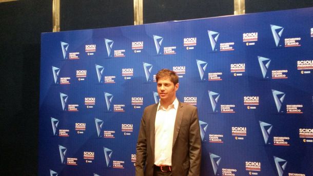 Kicillof recorrió la feria de Costanera Sur y fue abrazado por los vecinos