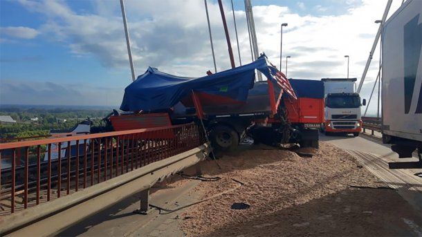 Zárate-Brazo Largo: un camión chocó una baranda y quedó colgado del puente