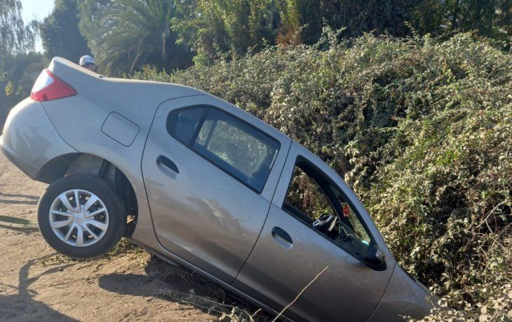 Terminó con el auto en una zanja en su primera clase de manejo y es viral