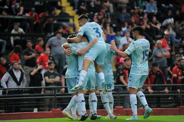 Racing goleó 4-0 a Colón en Santa Fe y escala en la tabla
