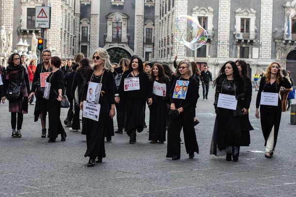 Todas de negro y con un cartel: así fue el original 8M en Italia