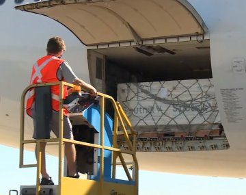 Llegó el décimo vuelo de Aerolíneas con 300.000 dosis de la vacuna Sputnik V