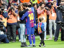 El festejo del 10 con su mujer, Antonela, en pleno campo de juego