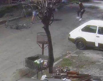 Video: motochorros balearon a una pareja de ciclistas para robar sus celulares