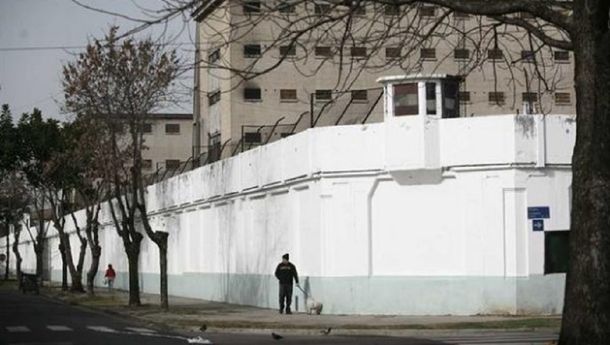 Un hombre ofrece sus piernas para quedar en libertad y ver crecer a su hijo