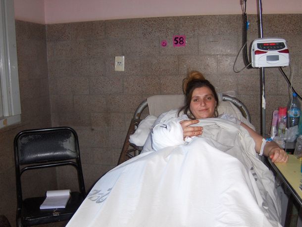 Le reimplantaron la mano a una embarazada en un hospital público